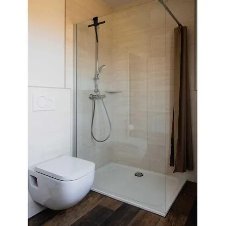With 3 Bedrooms بيت للعطل بوتجادينغين